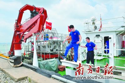 29日,科考人員從搭載蛟龍?zhí)柕?#8220;向陽紅09船”下船。新華社發(fā)
